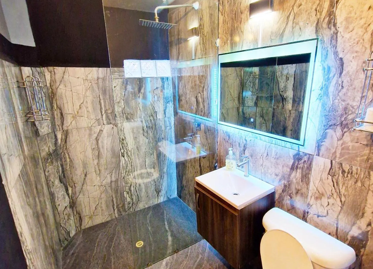 5 Bedrooms Apartment With Jacuzzi At Lleras Park Medellin